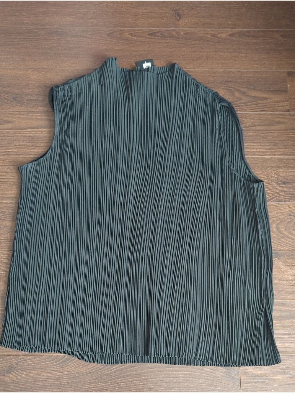 Club Monaco Micro Pleat Top In Olive - Picture 4 of 10